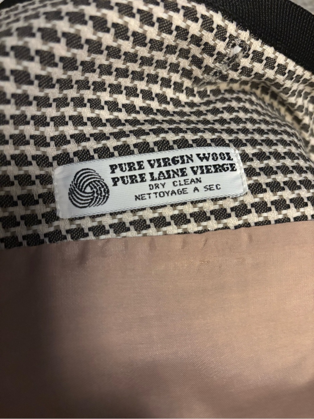 Classic Houndstooth Jacket - Women's Tailored Coat & matching skirt. - Picture 14 of 14